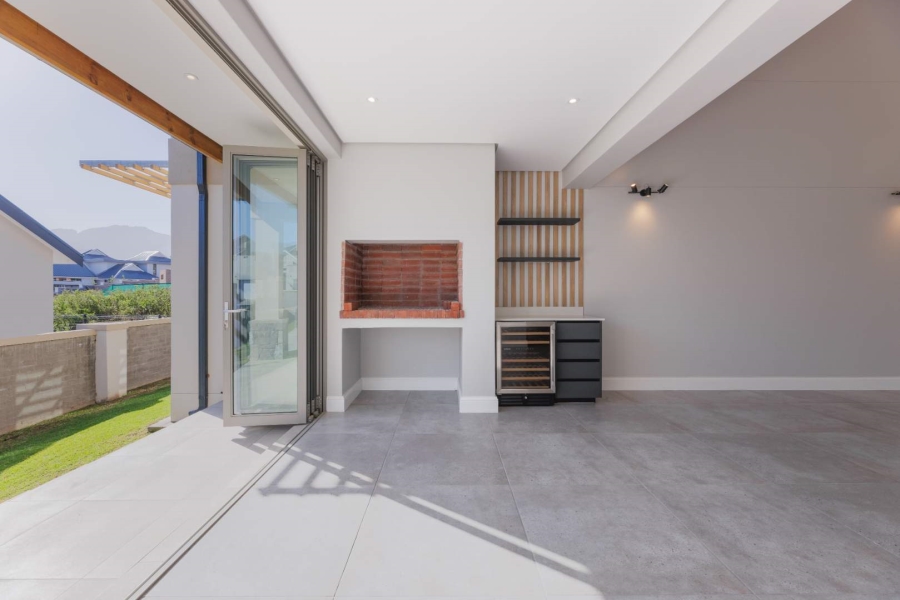 4 Bedroom Property for Sale in Kingswood Golf Estate Western Cape